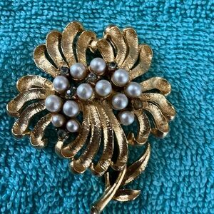 Elegant Gold and White Floral Brooch with Pearls